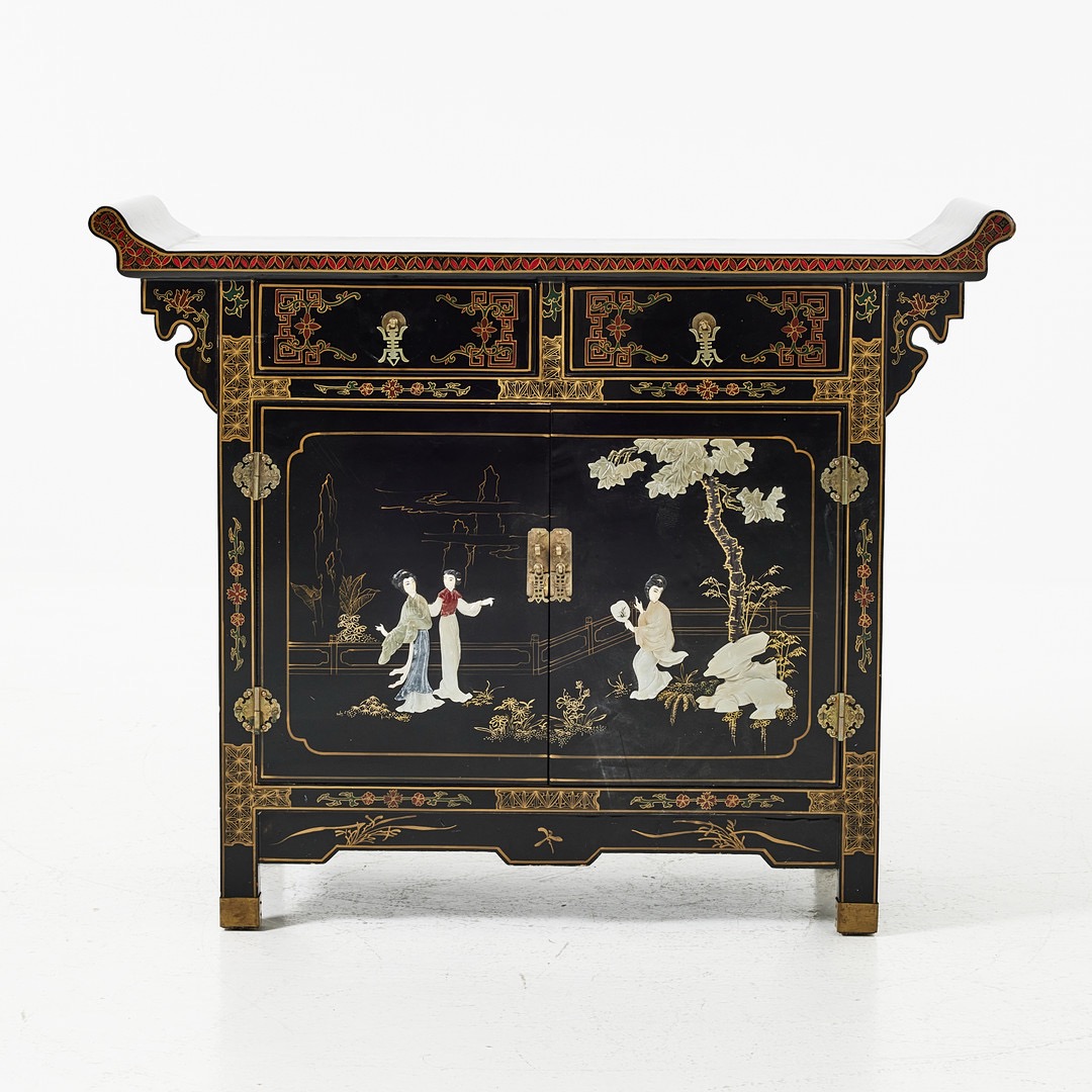 Čínská lakovaná skříňka – oltářní kabinet